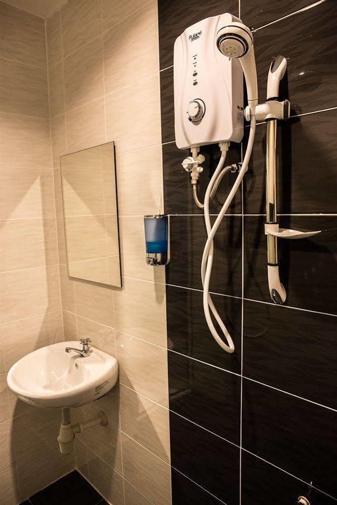 De Jaya Hotel ペタリンジャヤ エクステリア 写真