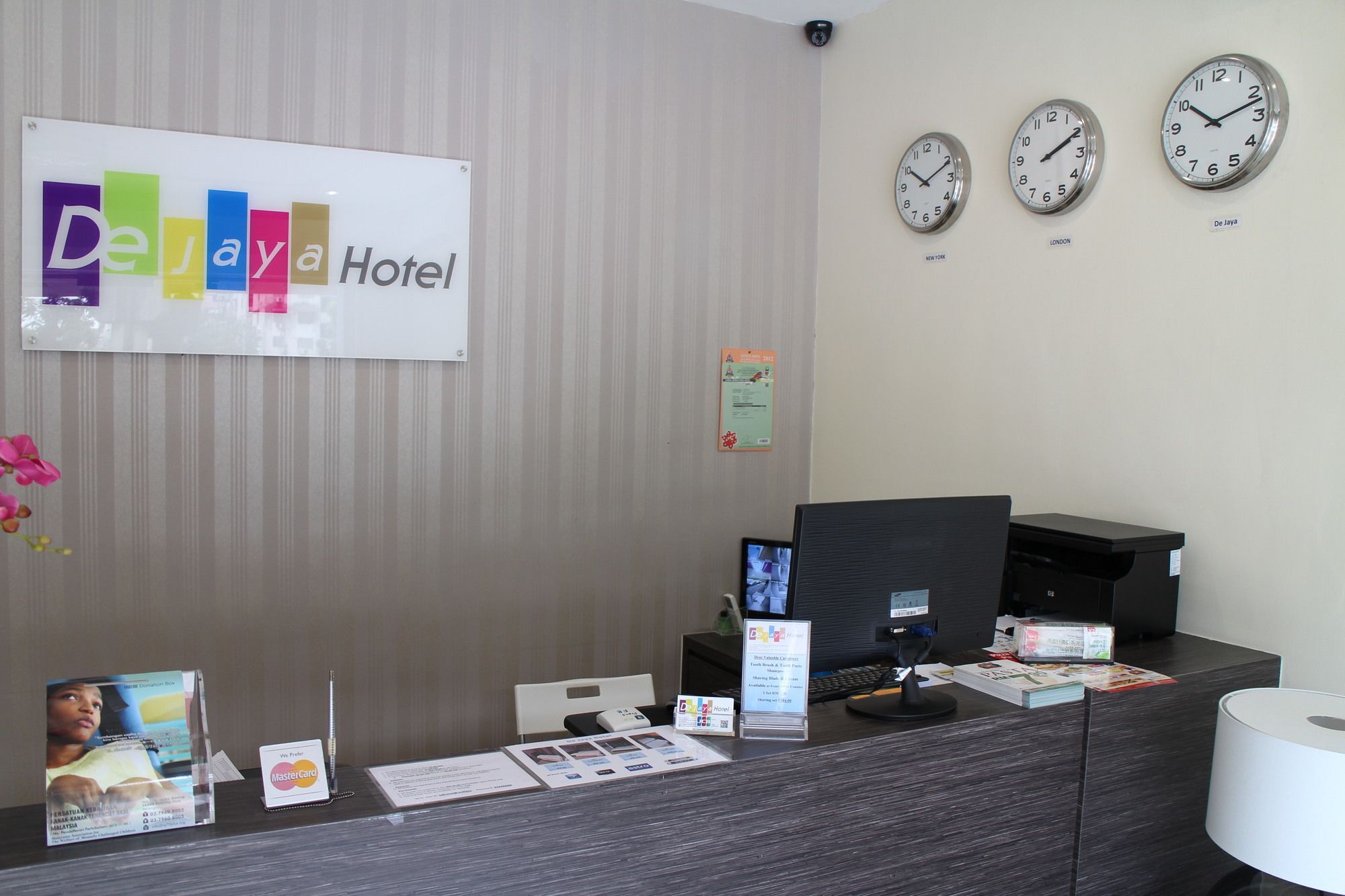 De Jaya Hotel ペタリンジャヤ エクステリア 写真